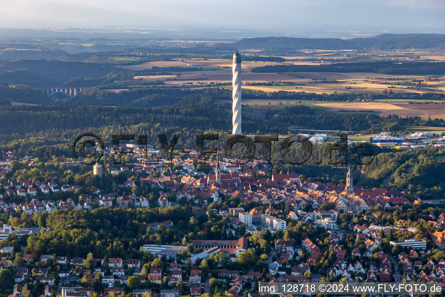 Vue aérienne de Tour d'essai d'ascenseur TK Tour d'essai d'ascenseur derrière la vieille ville historique de Berner Feld. Le nouveau point de repère de la petite ville Rottweil est actuellement la structure la plus haute à le quartier Bühlingen in Rottweil dans le département Bade-Wurtemberg, Allemagne