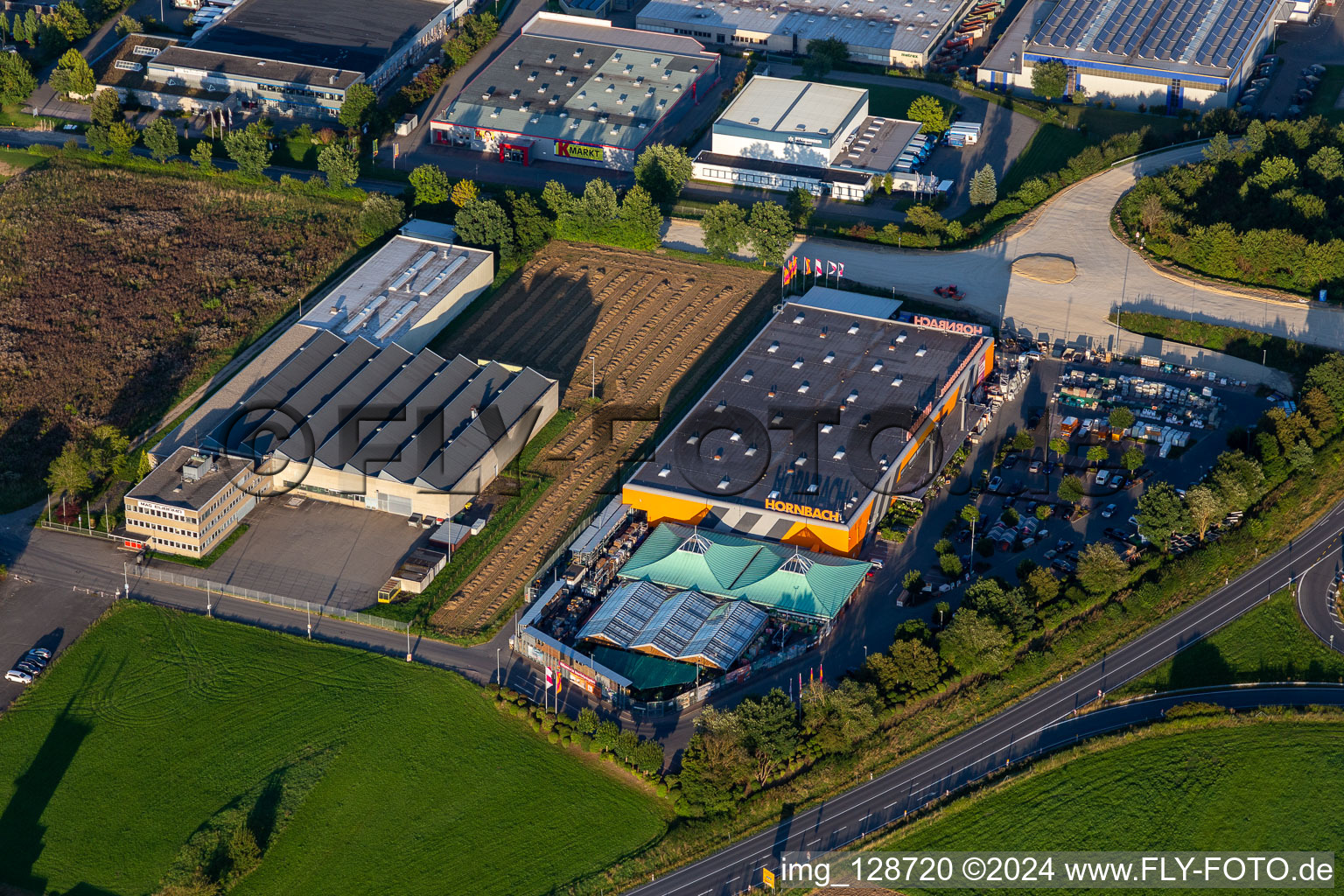 Vue aérienne de Quincaillerie Hornbach et usine de machines Mag-Eubama à le quartier Bühlingen in Rottweil dans le département Bade-Wurtemberg, Allemagne