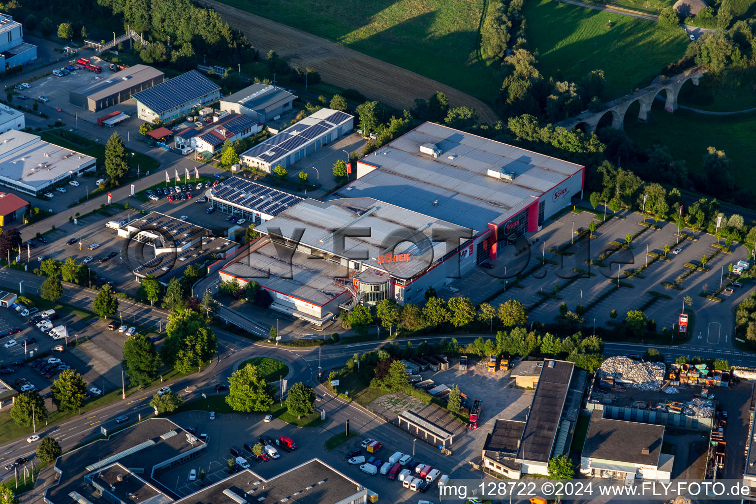 Vue aérienne de Magasin de meubles - marché du meuble Wohn Schick à le quartier Bühlingen in Rottweil dans le département Bade-Wurtemberg, Allemagne