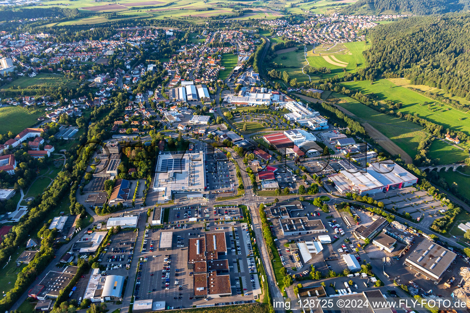 Vue aérienne de Zone industrielle et commerciale de la Tuttlinger Straße à le quartier Bühlingen in Rottweil dans le département Bade-Wurtemberg, Allemagne