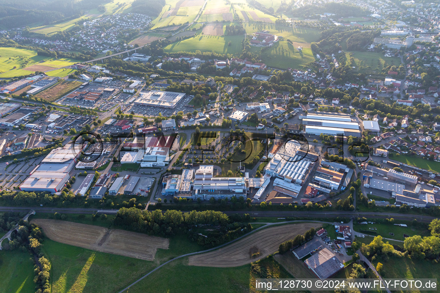 Vue aérienne de Zone industrielle Tuttlinger Straße, MAHLE GmbH à le quartier Rottenmünster in Rottweil dans le département Bade-Wurtemberg, Allemagne