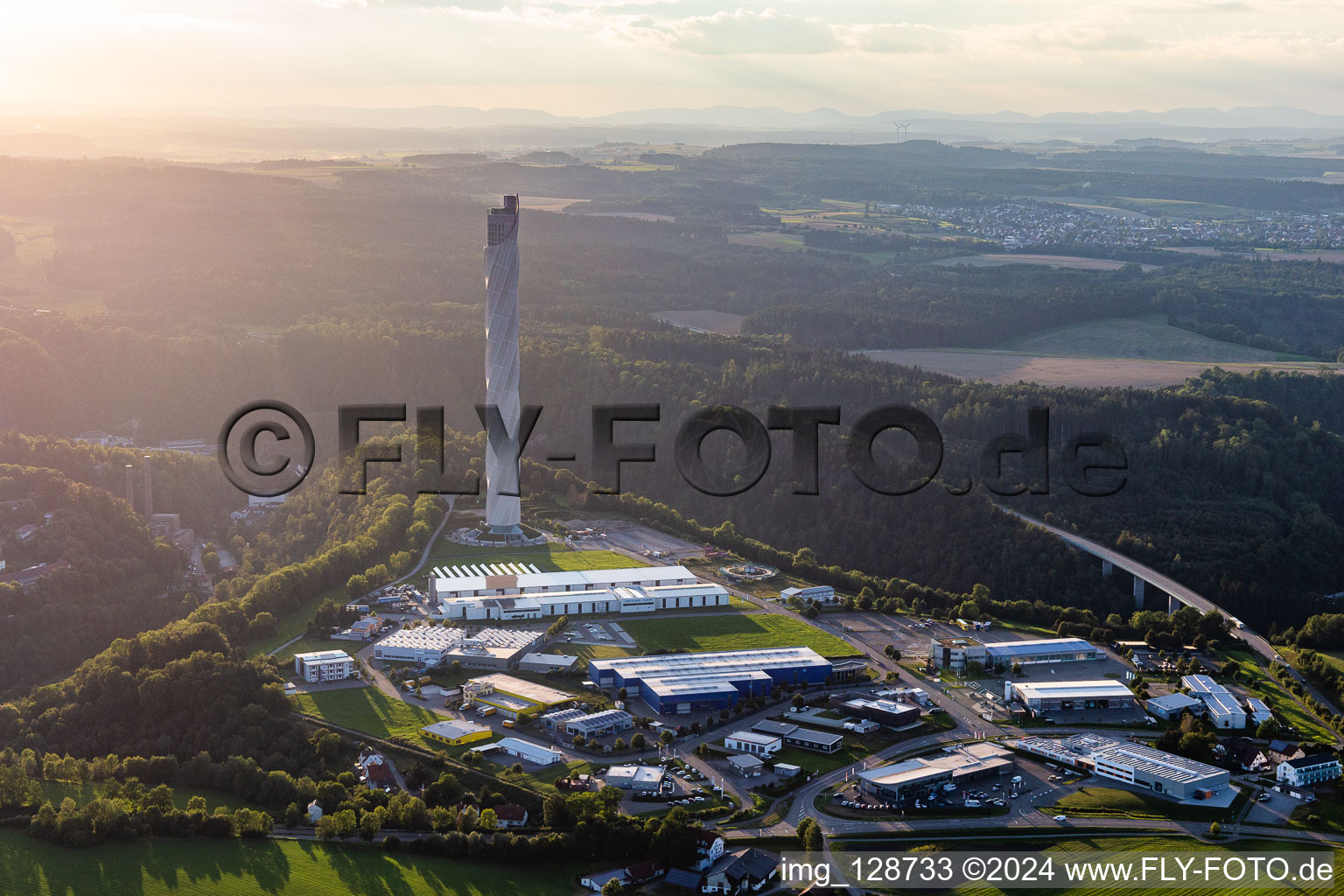 Vue aérienne de Tour d'essai Thyssenkrupp pour ascenseurs express à Berner Feld à Rottweil dans le département Bade-Wurtemberg, Allemagne