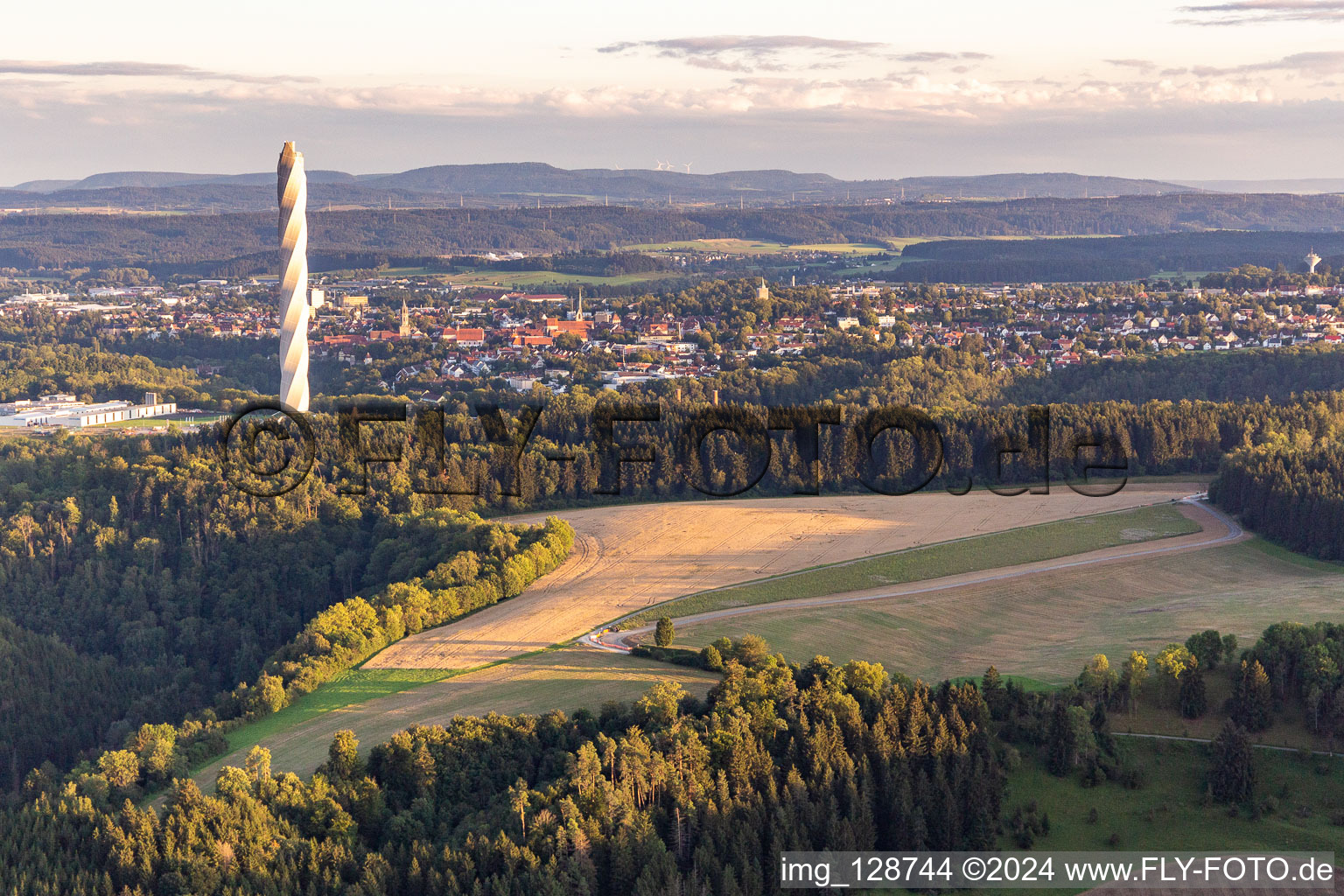 Vue aérienne de Tour d'essai d'ascenseur TK à Rottweil dans le département Bade-Wurtemberg, Allemagne