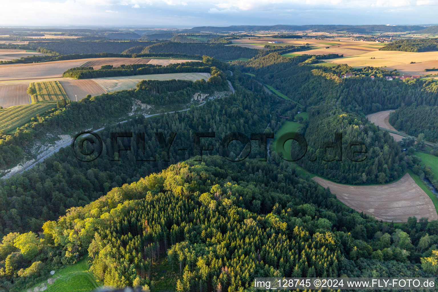 Vue aérienne de Boucle de la vallée du Neckar autour du château de Hohenstein à Dietingen dans le département Bade-Wurtemberg, Allemagne