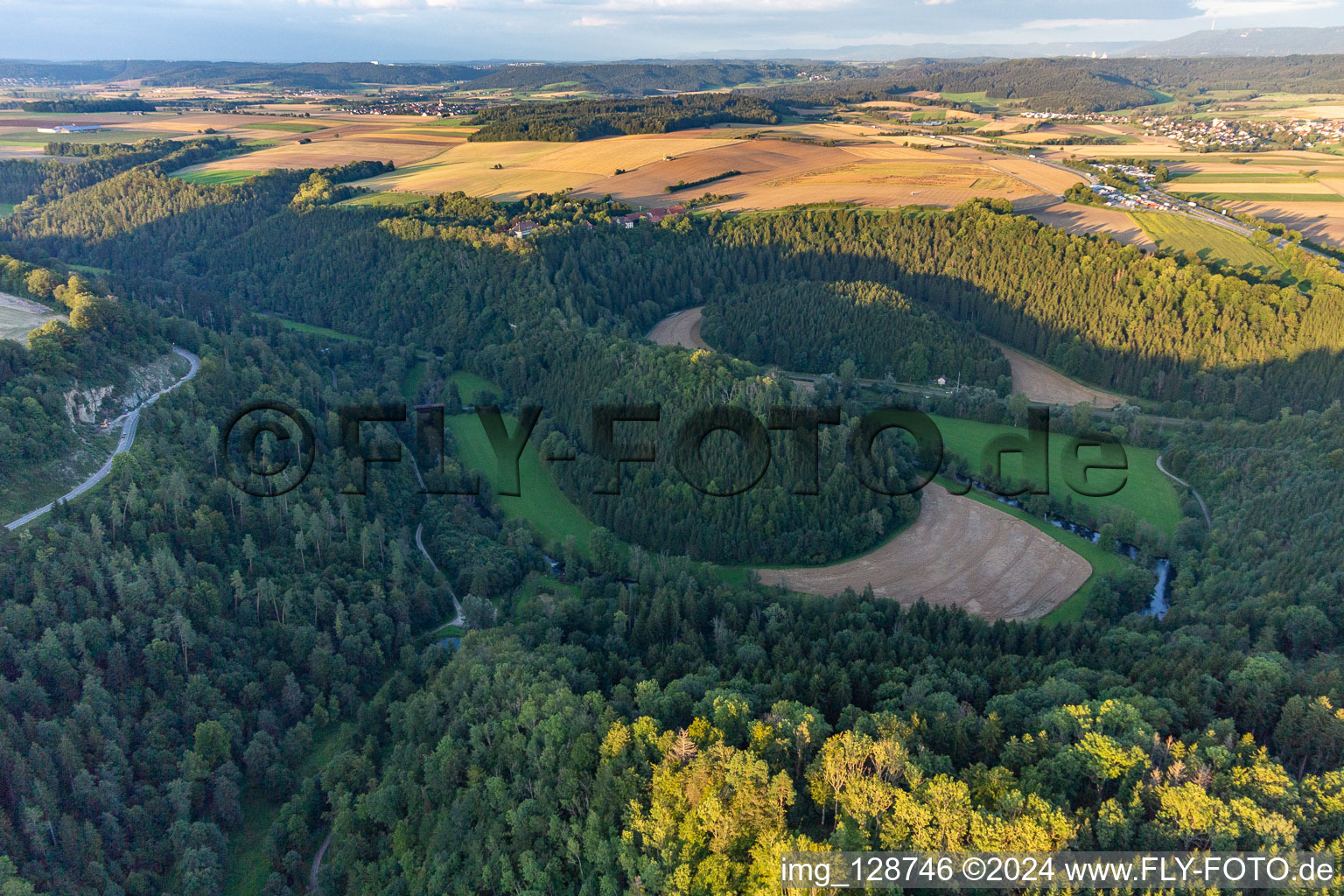 Vue aérienne de Boucle de la vallée du Neckar autour du château de Hohenstein à Dietingen dans le département Bade-Wurtemberg, Allemagne