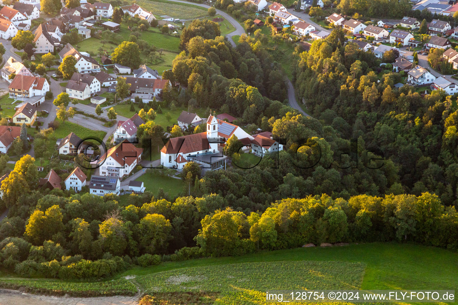 Vue aérienne de Église Saint-Jacques à le quartier Herrenzimmern in Bösingen dans le département Bade-Wurtemberg, Allemagne