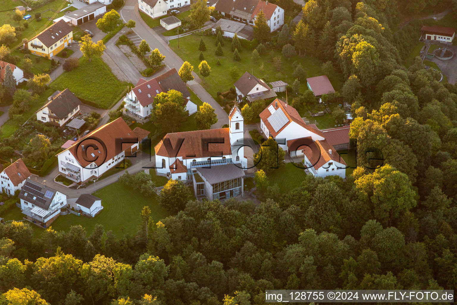 Vue aérienne de Bâtiment d'église Église Saint-Jacques en Herrenzimmern à le quartier Herrenzimmern in Bösingen dans le département Bade-Wurtemberg, Allemagne