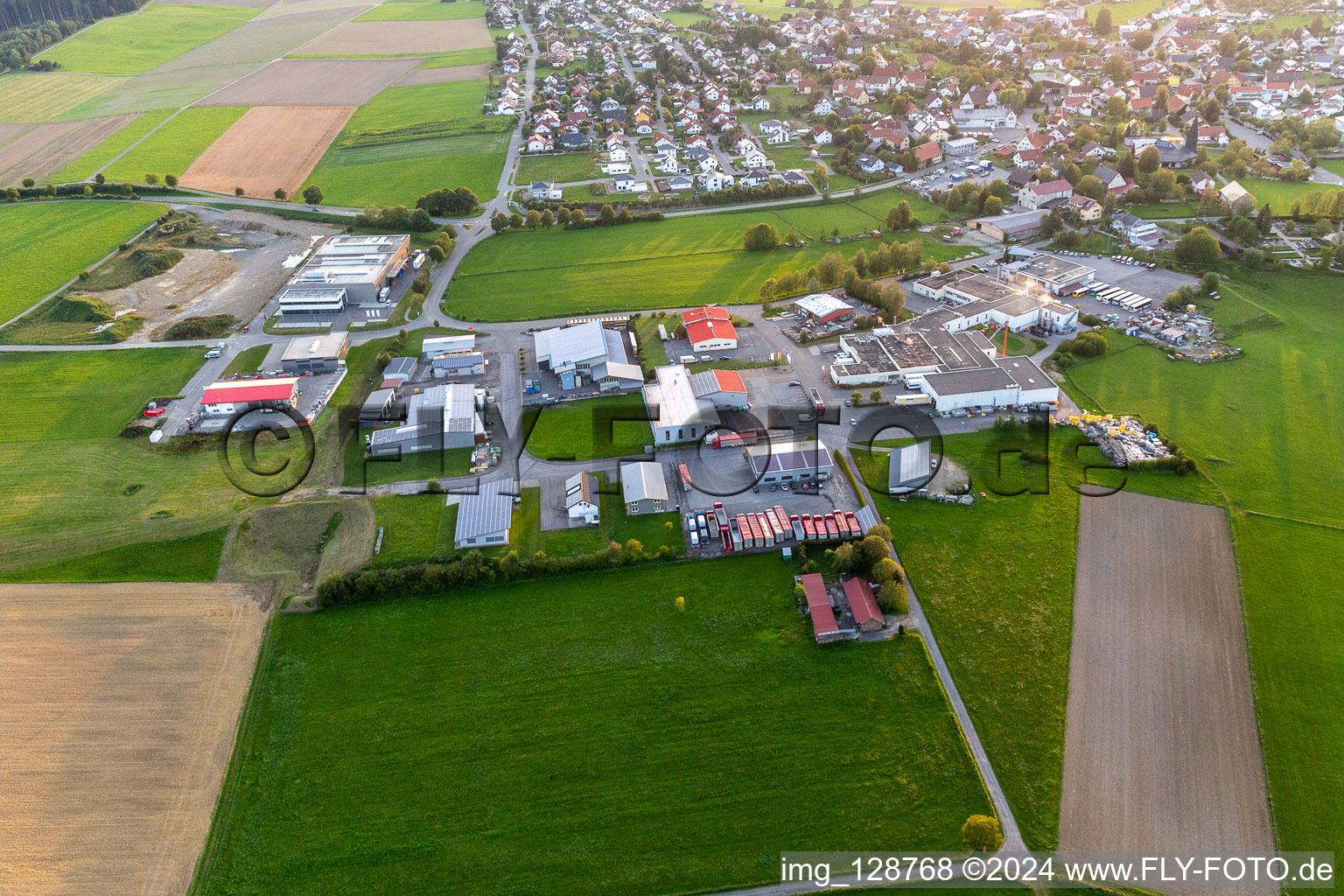 Vue aérienne de Zone industrielle de la Riedstrasse à Bösingen dans le département Bade-Wurtemberg, Allemagne