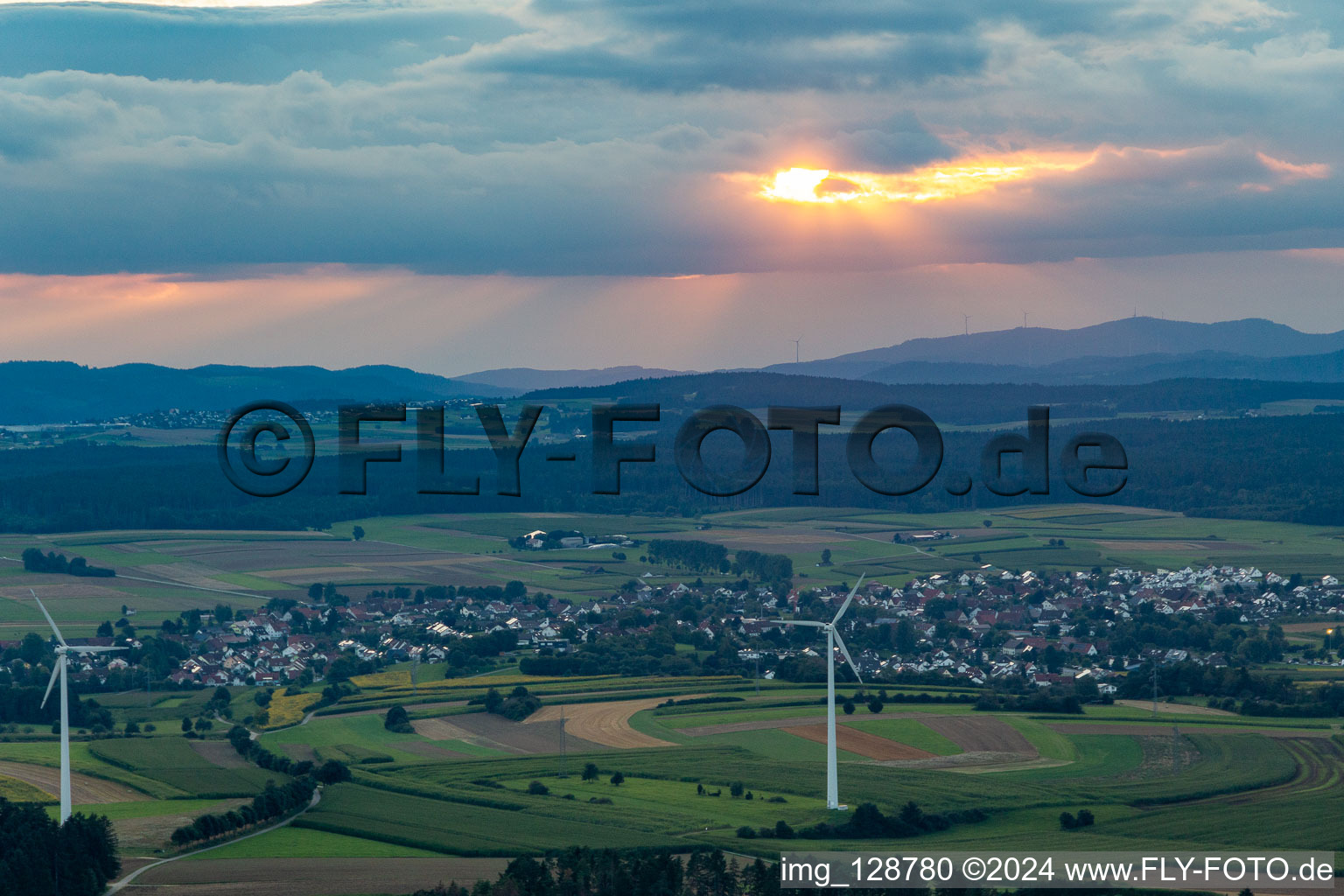 Vue aérienne de Localisation au coucher du soleil depuis l'est derrière les éoliennes à le quartier Waldmössingen in Schramberg dans le département Bade-Wurtemberg, Allemagne