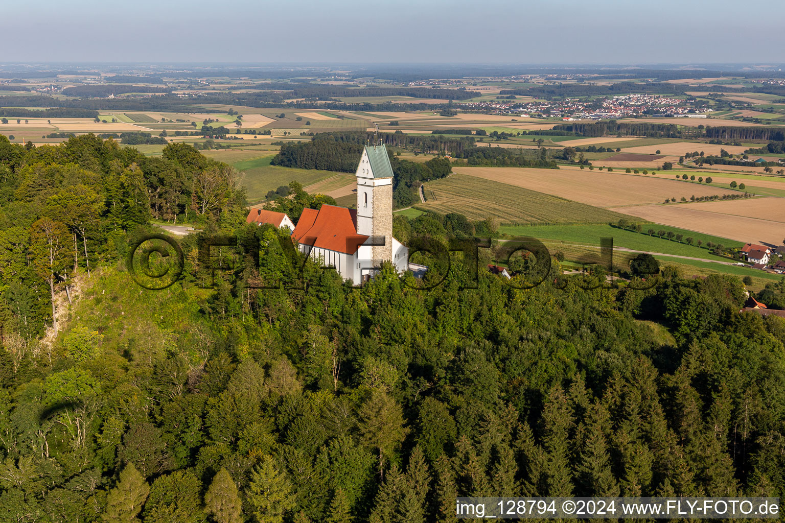 Vue aérienne de Église de pèlerinage de St. Johannes Baptist dans le bus à le quartier Offingen in Uttenweiler dans le département Bade-Wurtemberg, Allemagne