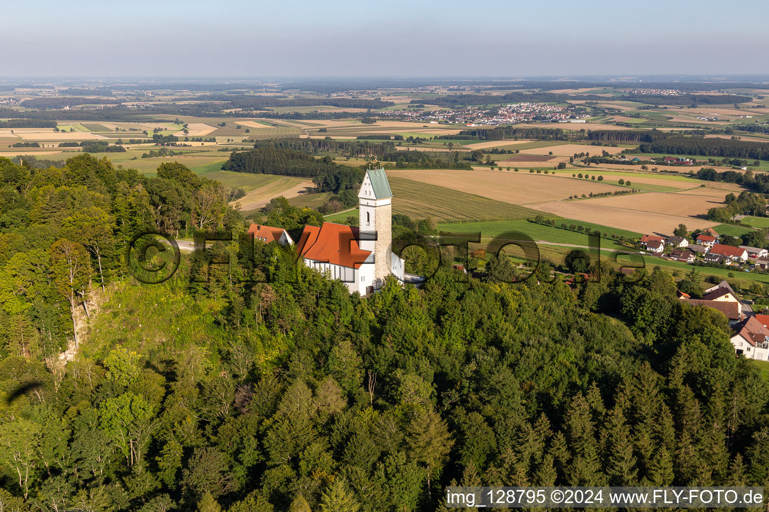Vue aérienne de Sommet de Bussen avec église de pèlerinage dans le quartier d'Offingen à Uttenweiler dans le département Bade-Wurtemberg, Allemagne