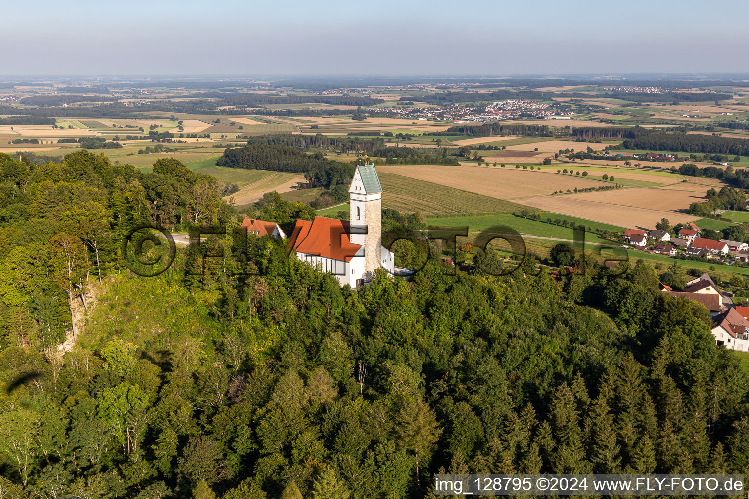 Vue aérienne de Bus du sommet avec église de pèlerinage à le quartier Offingen in Uttenweiler dans le département Bade-Wurtemberg, Allemagne