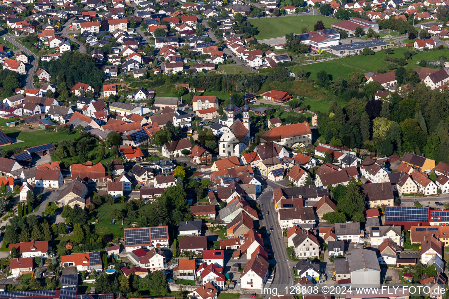 Vue aérienne de Vue des rues et des maisons des quartiers résidentiels à Uttenweiler dans le département Bade-Wurtemberg, Allemagne