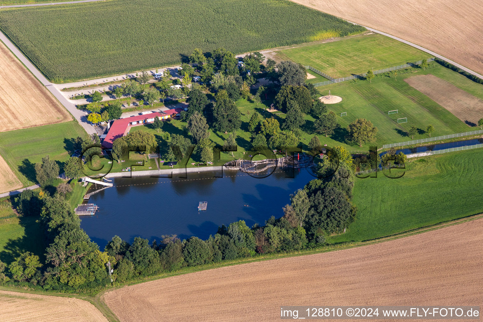 Vue aérienne de Zones riveraines du lido - piscine extérieure naturelle à Uttenweiler dans le département Bade-Wurtemberg, Allemagne