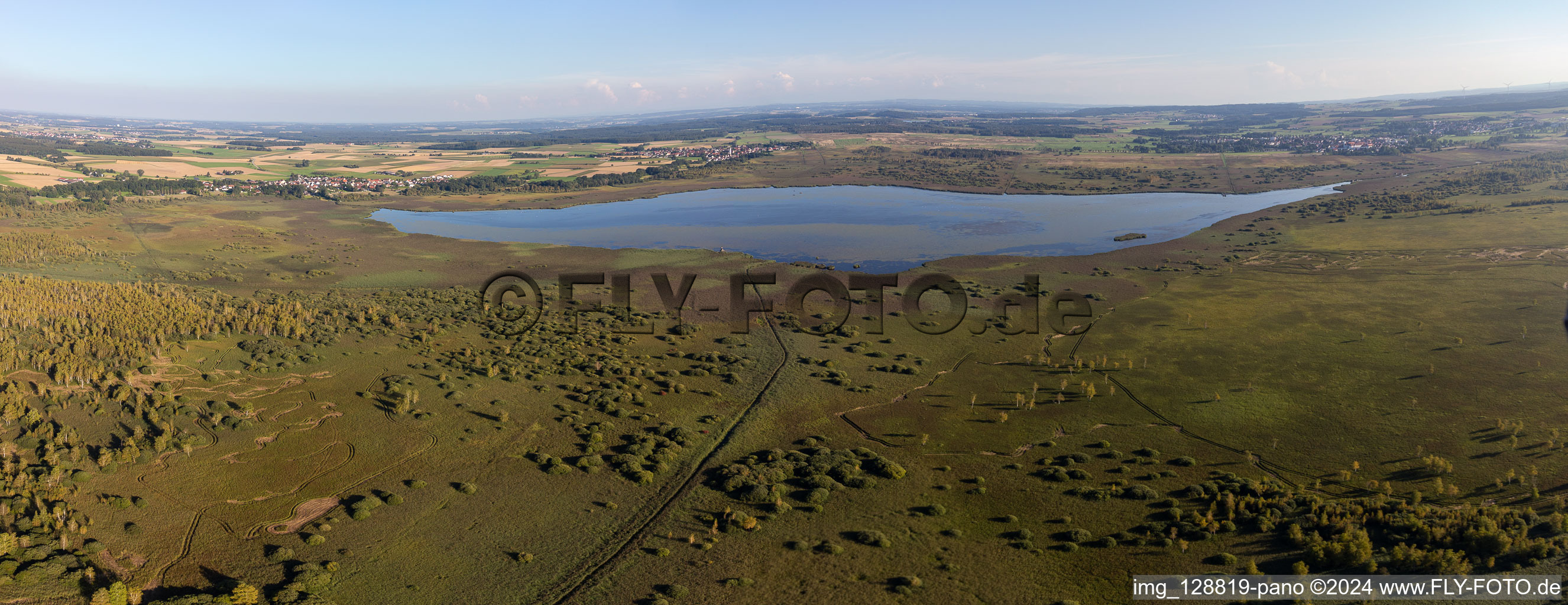 Vue aérienne de Zones riveraines de la zone du lac Federsee à Bad Buchau dans le département Bade-Wurtemberg, Allemagne