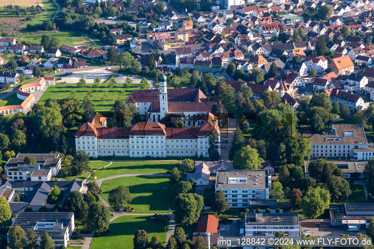 Vue aérienne de Complexe de bâtiments monastiques à le quartier Roppertsweiler in Bad Schussenried dans le département Bade-Wurtemberg, Allemagne