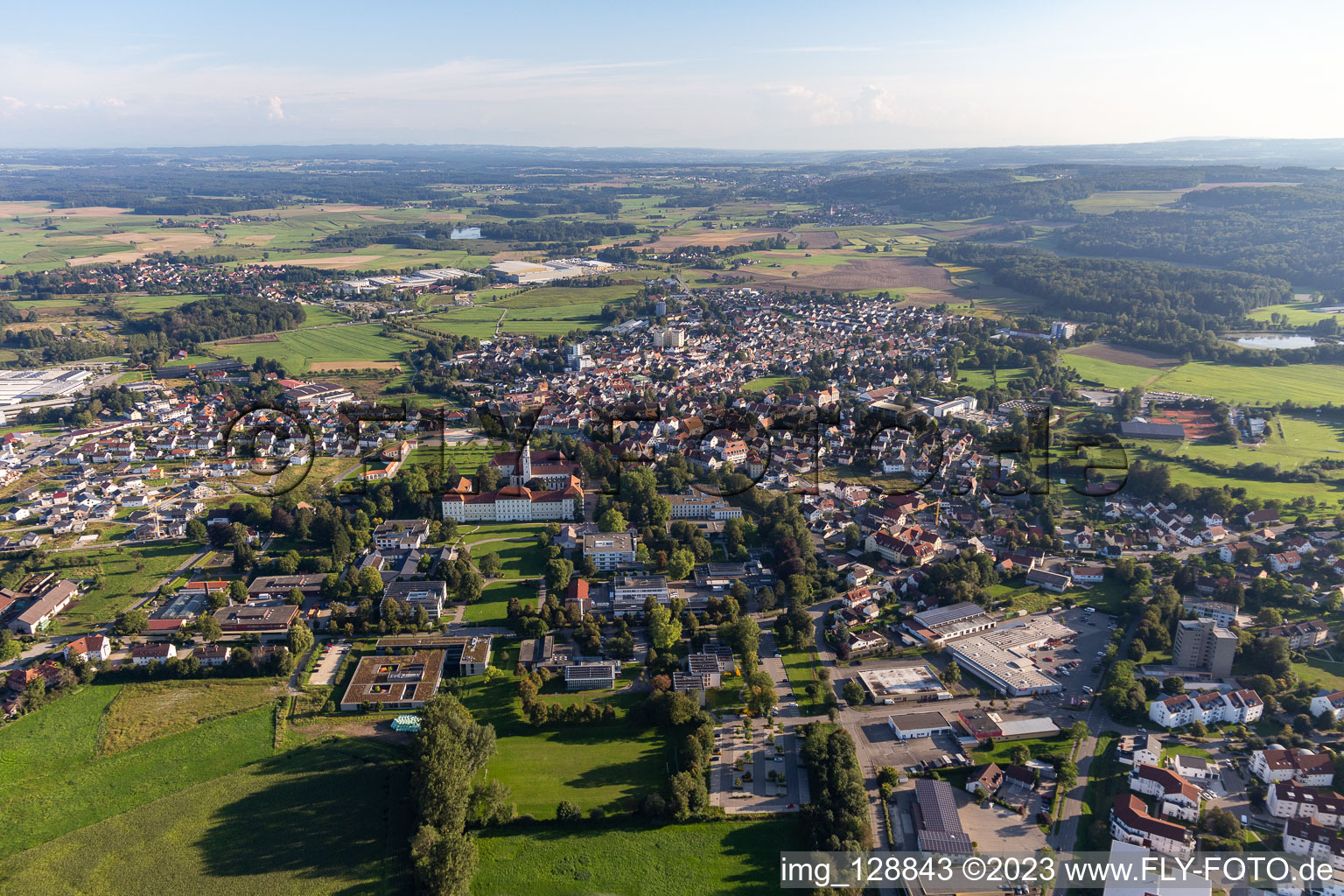 Vue aérienne de Vue sur la ville depuis le centre-ville avec la périphérie adjacente aux champs agricoles à le quartier Roppertsweiler in Bad Schussenried dans le département Bade-Wurtemberg, Allemagne