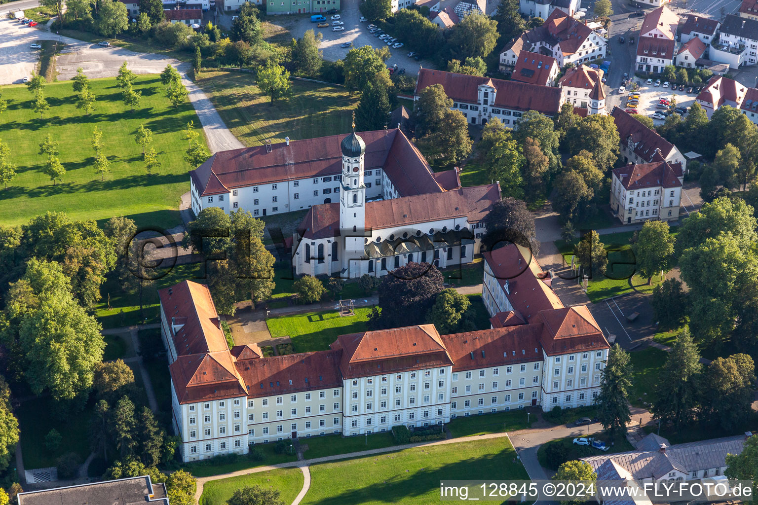 Vue aérienne de Complexe de bâtiments monastiques à le quartier Roppertsweiler in Bad Schussenried dans le département Bade-Wurtemberg, Allemagne