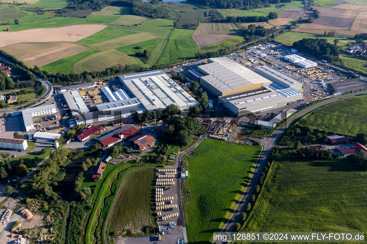 Vue aérienne de Liebherr Mischtechnik GmbH à le quartier Kürnbach in Bad Schussenried dans le département Bade-Wurtemberg, Allemagne