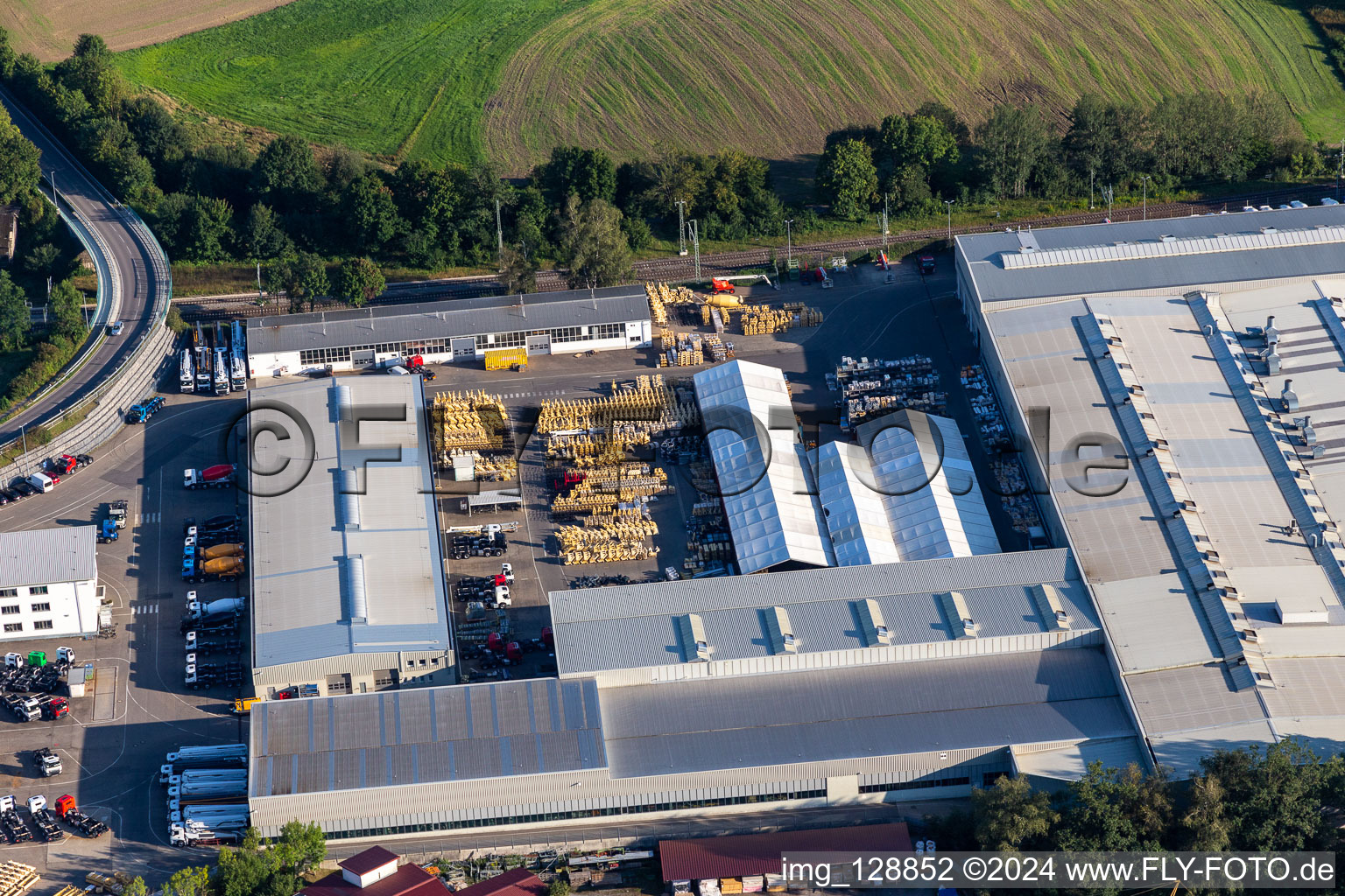 Vue aérienne de Sites de l'usine Liebherr-Mischtechnik GmbH à le quartier Kürnbach in Bad Schussenried dans le département Bade-Wurtemberg, Allemagne