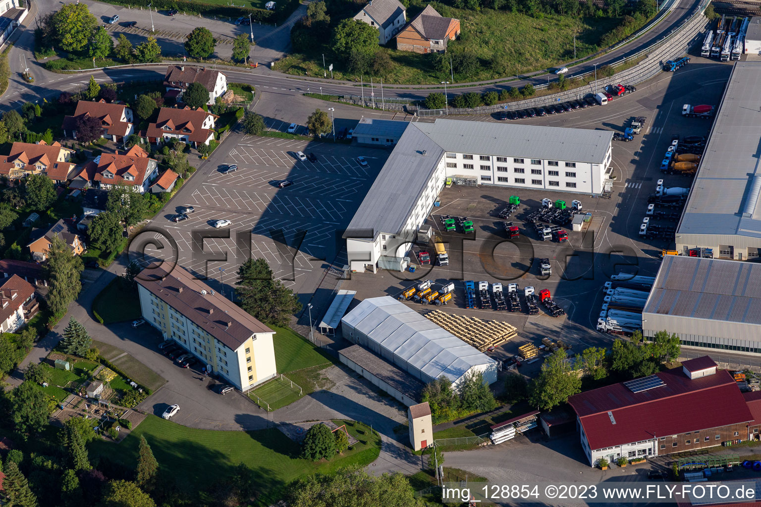 Vue aérienne de Sites de l'usine Liebherr-Mischtechnik GmbH à le quartier Kürnbach in Bad Schussenried dans le département Bade-Wurtemberg, Allemagne