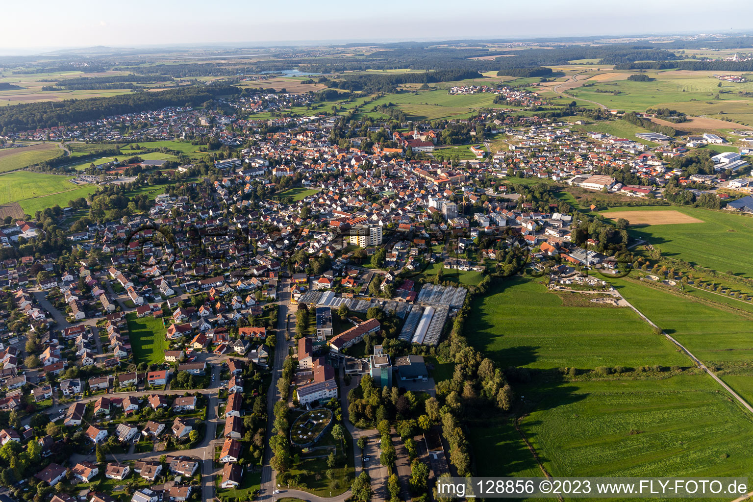 Vue aérienne de Aulendorfer Straße à le quartier Zellerhof in Bad Schussenried dans le département Bade-Wurtemberg, Allemagne