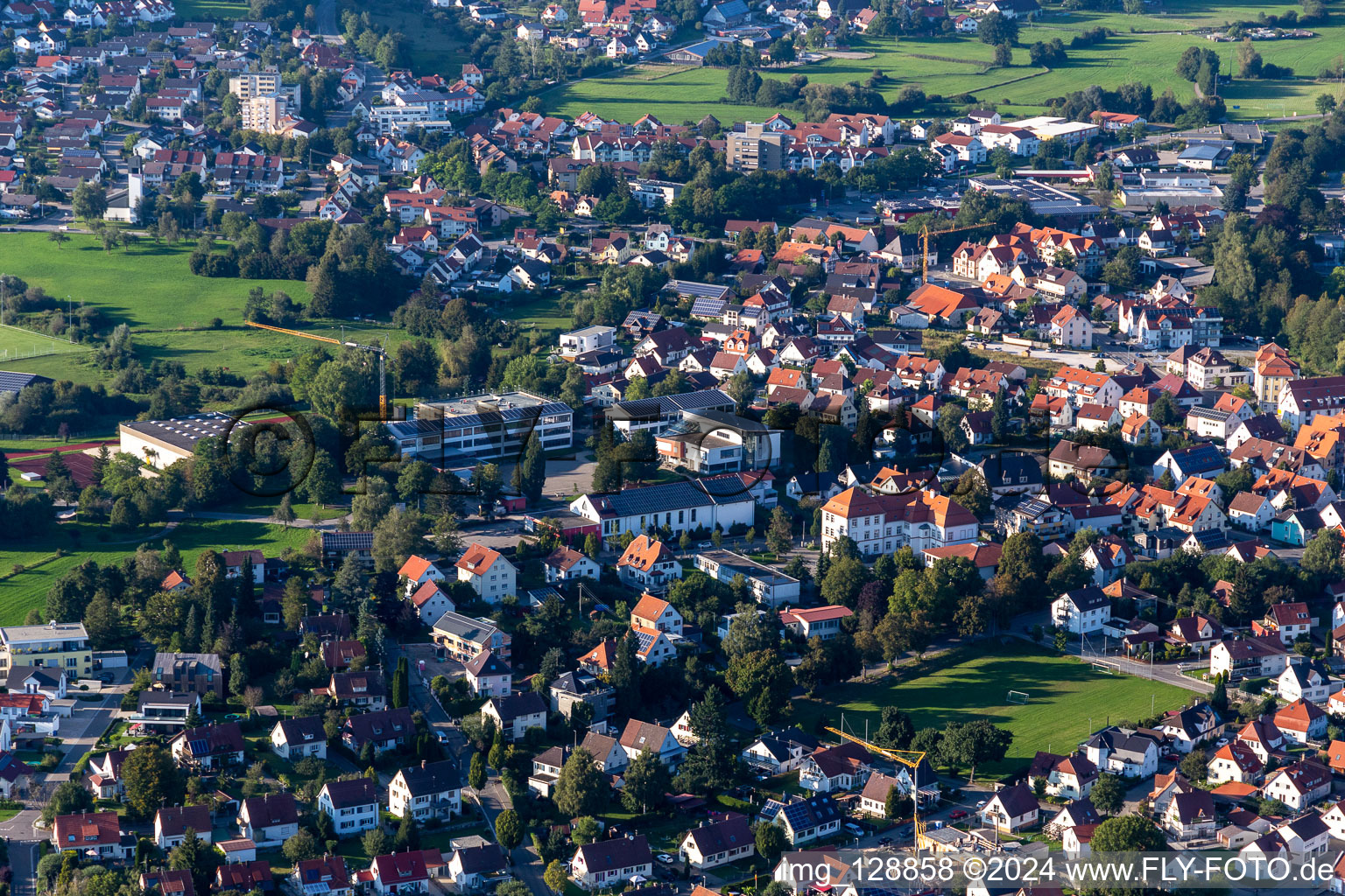 Vue aérienne de École de Drümmelberg et terrain de sport de Löwen à le quartier Zellerhof in Bad Schussenried dans le département Bade-Wurtemberg, Allemagne