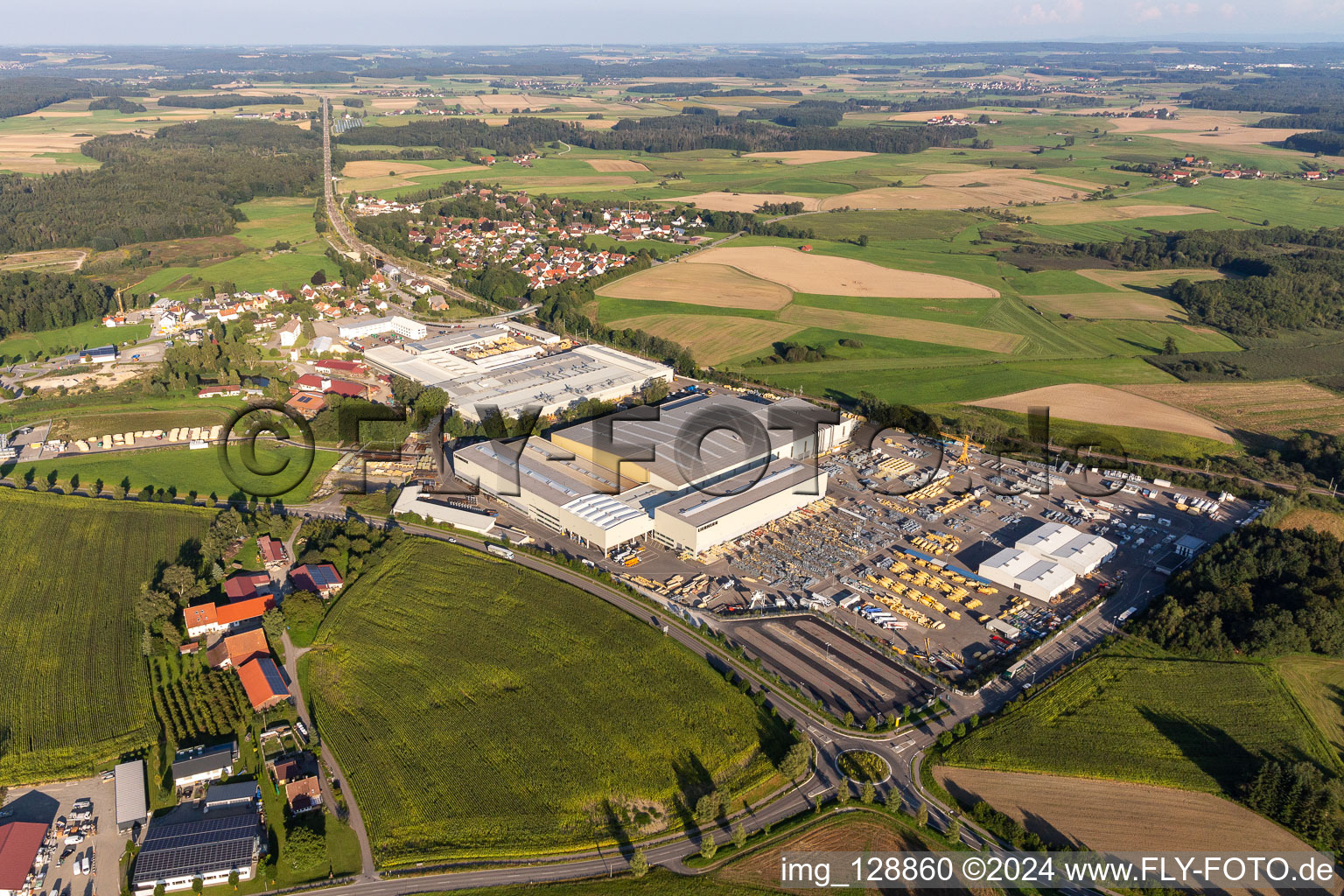 Vue oblique de Sites de l'usine Liebherr-Mischtechnik GmbH à le quartier Kürnbach in Bad Schussenried dans le département Bade-Wurtemberg, Allemagne