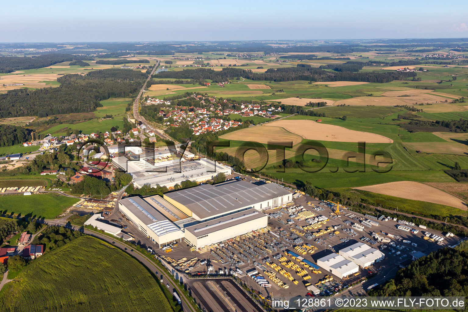Sites de l'usine Liebherr-Mischtechnik GmbH à le quartier Kürnbach in Bad Schussenried dans le département Bade-Wurtemberg, Allemagne d'en haut