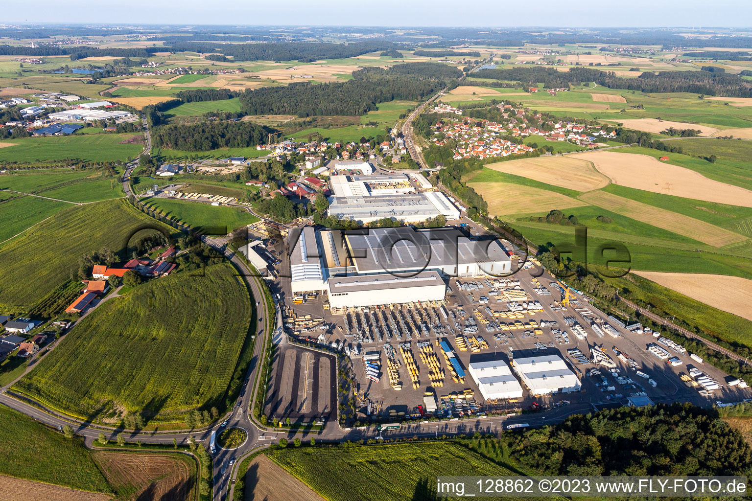 Sites de l'usine Liebherr-Mischtechnik GmbH à le quartier Kürnbach in Bad Schussenried dans le département Bade-Wurtemberg, Allemagne hors des airs