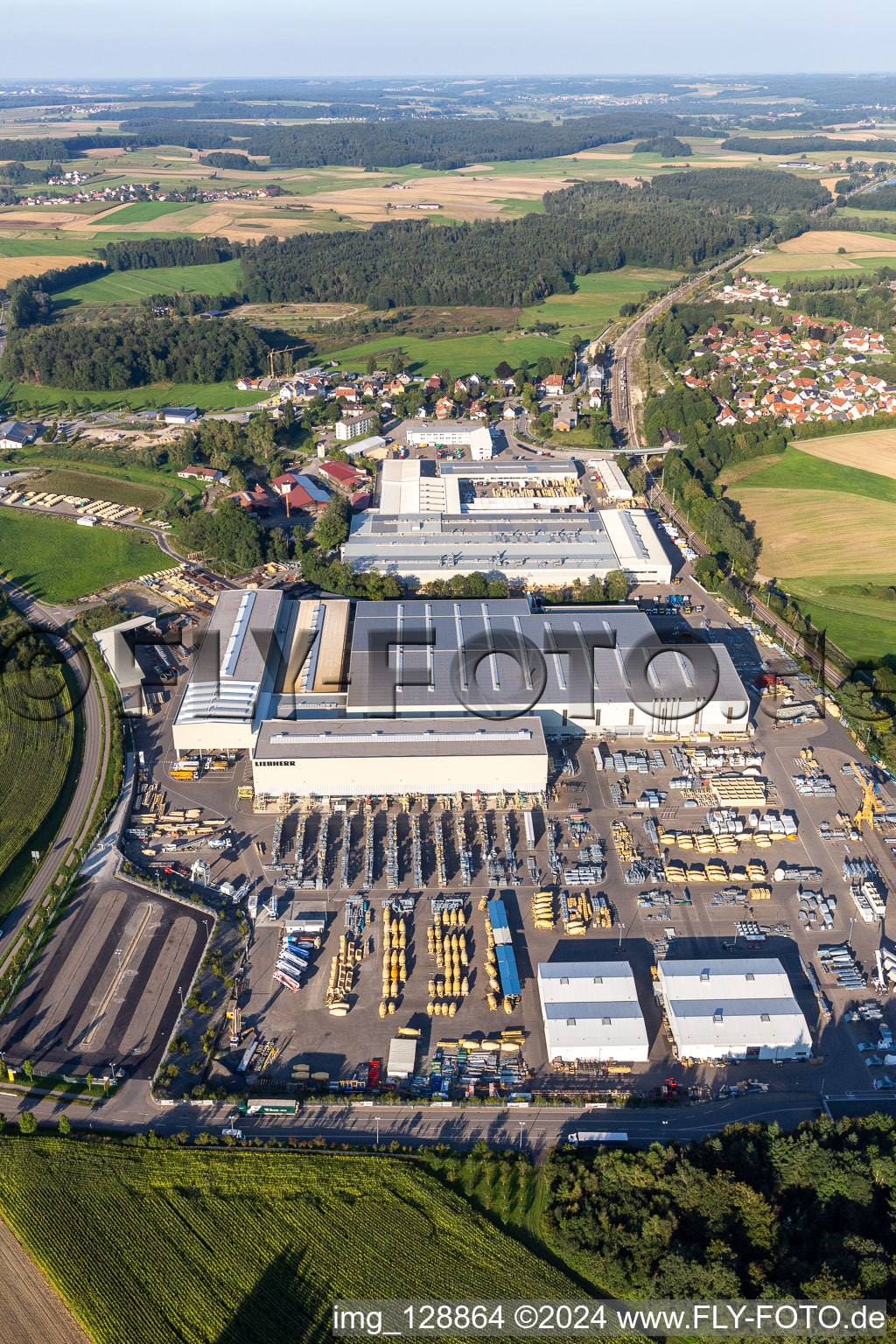 Sites de l'usine Liebherr-Mischtechnik GmbH à le quartier Kürnbach in Bad Schussenried dans le département Bade-Wurtemberg, Allemagne vue d'en haut