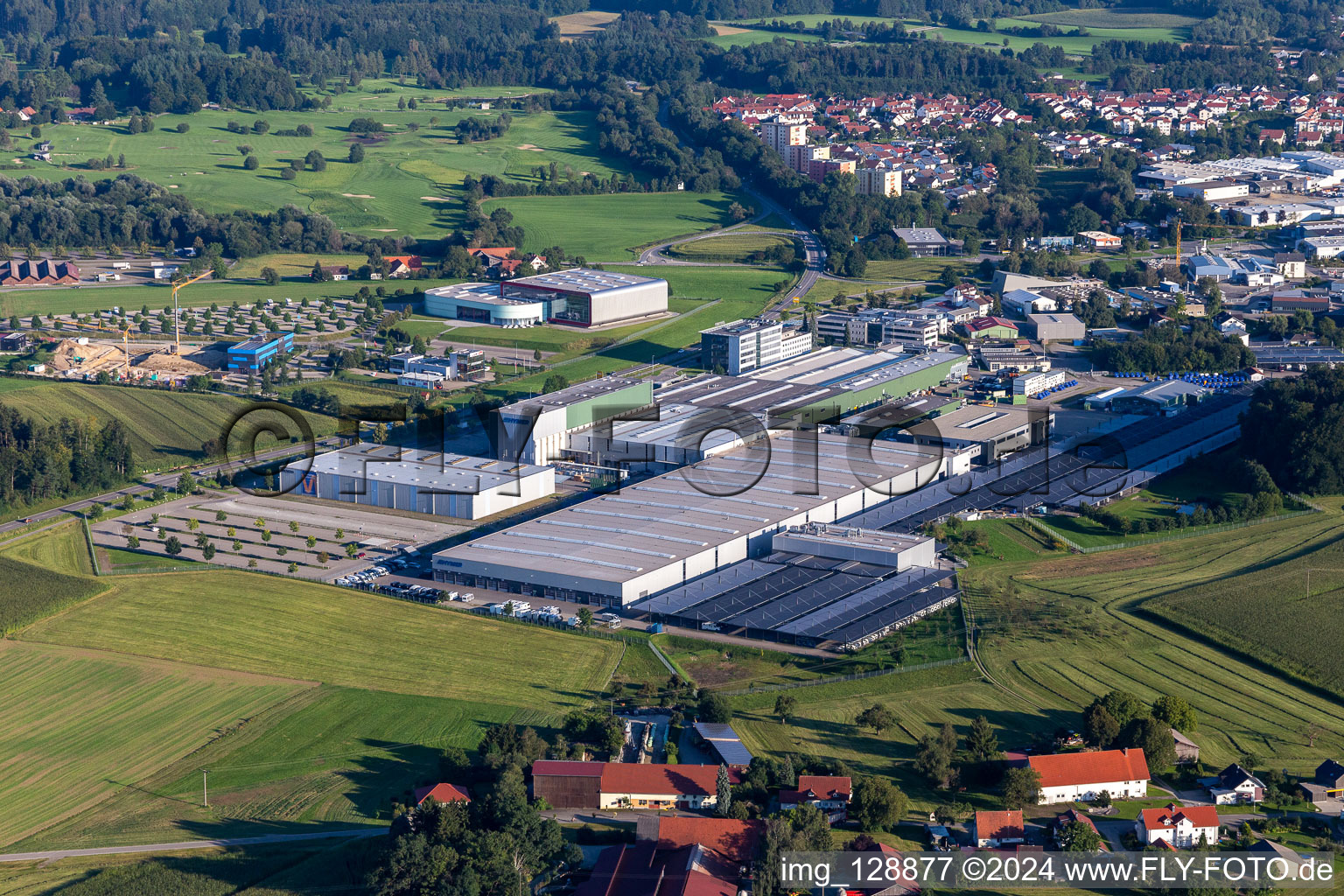 Vue aérienne de Site de l'usine de construction automobile de la société Hymer Reisemobile GmbH à le quartier Steinenberg in Bad Waldsee dans le département Bade-Wurtemberg, Allemagne