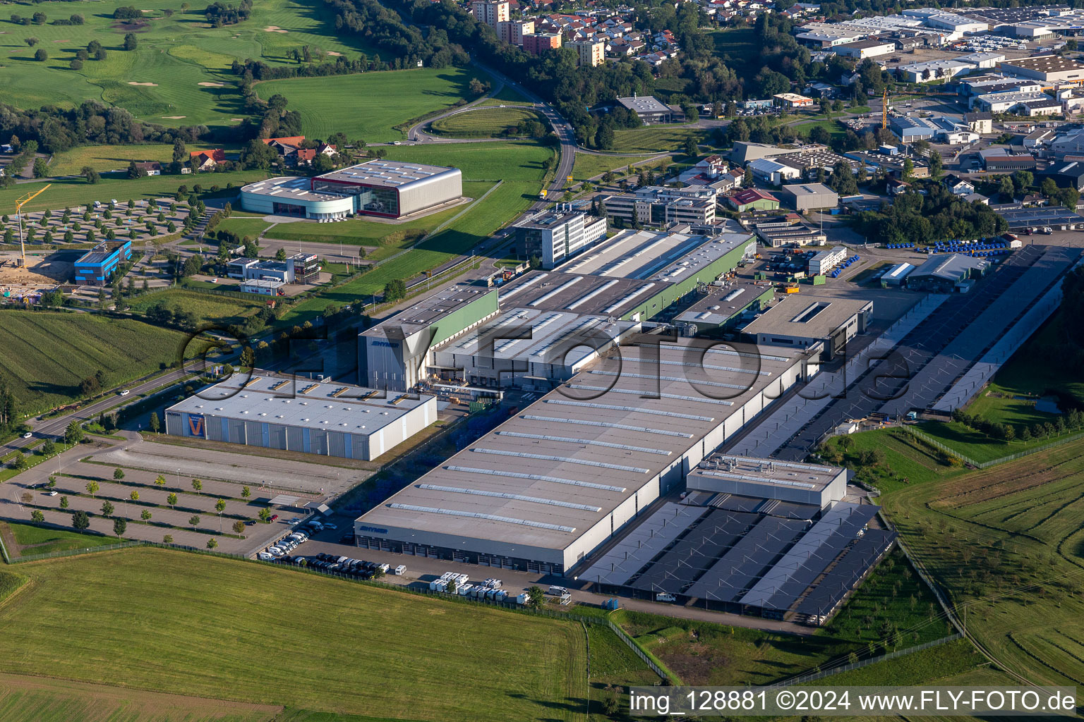 Vue aérienne de Site de l'usine de construction automobile de la société Hymer Reisemobile GmbH à le quartier Steinenberg in Bad Waldsee dans le département Bade-Wurtemberg, Allemagne