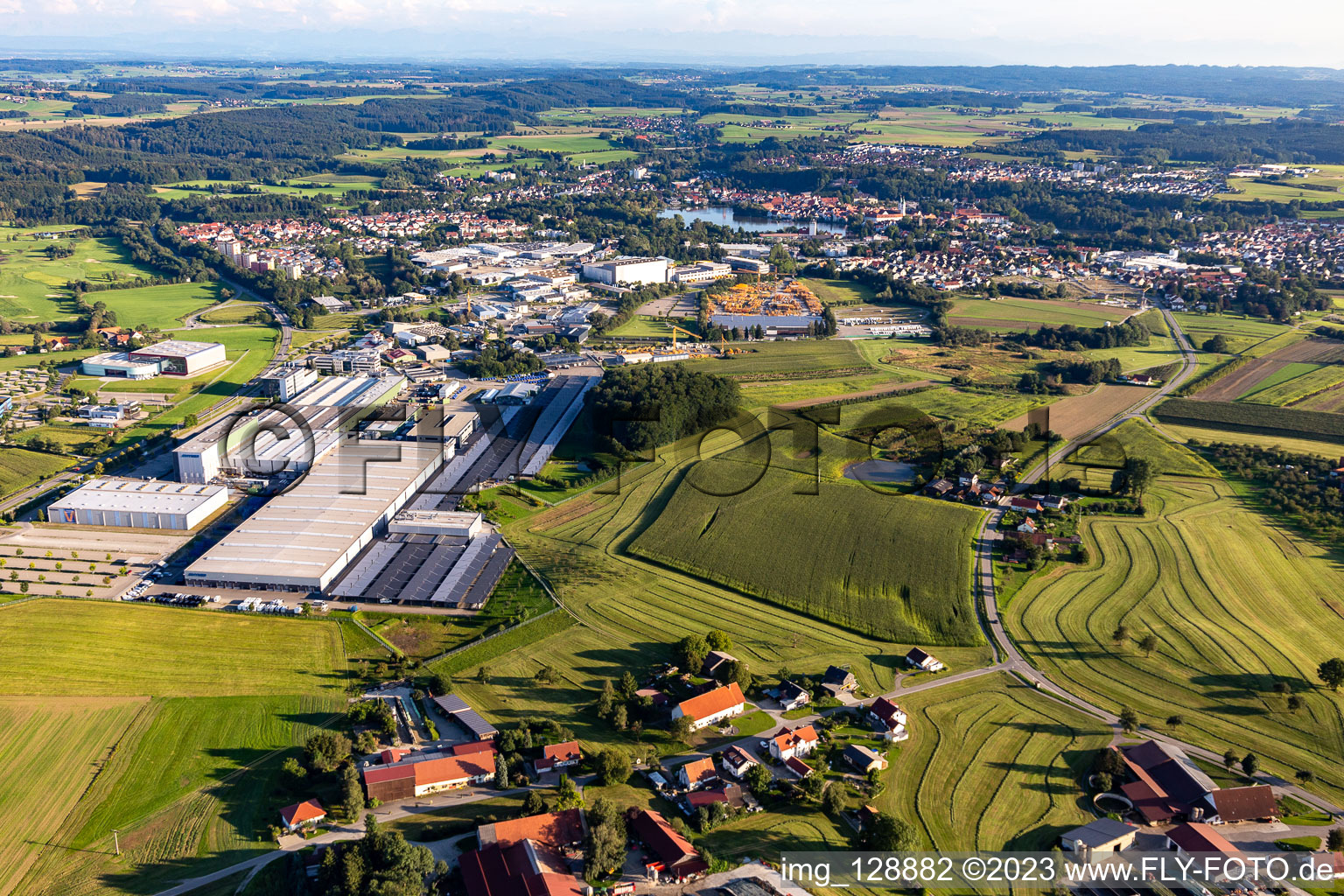 Photographie aérienne de Site de l'usine de construction automobile de la société Hymer Reisemobile GmbH à le quartier Steinenberg in Bad Waldsee dans le département Bade-Wurtemberg, Allemagne
