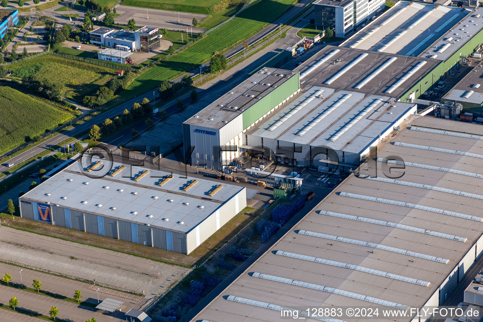 Vue oblique de Site de l'usine de construction automobile de la société Hymer Reisemobile GmbH à le quartier Steinenberg in Bad Waldsee dans le département Bade-Wurtemberg, Allemagne