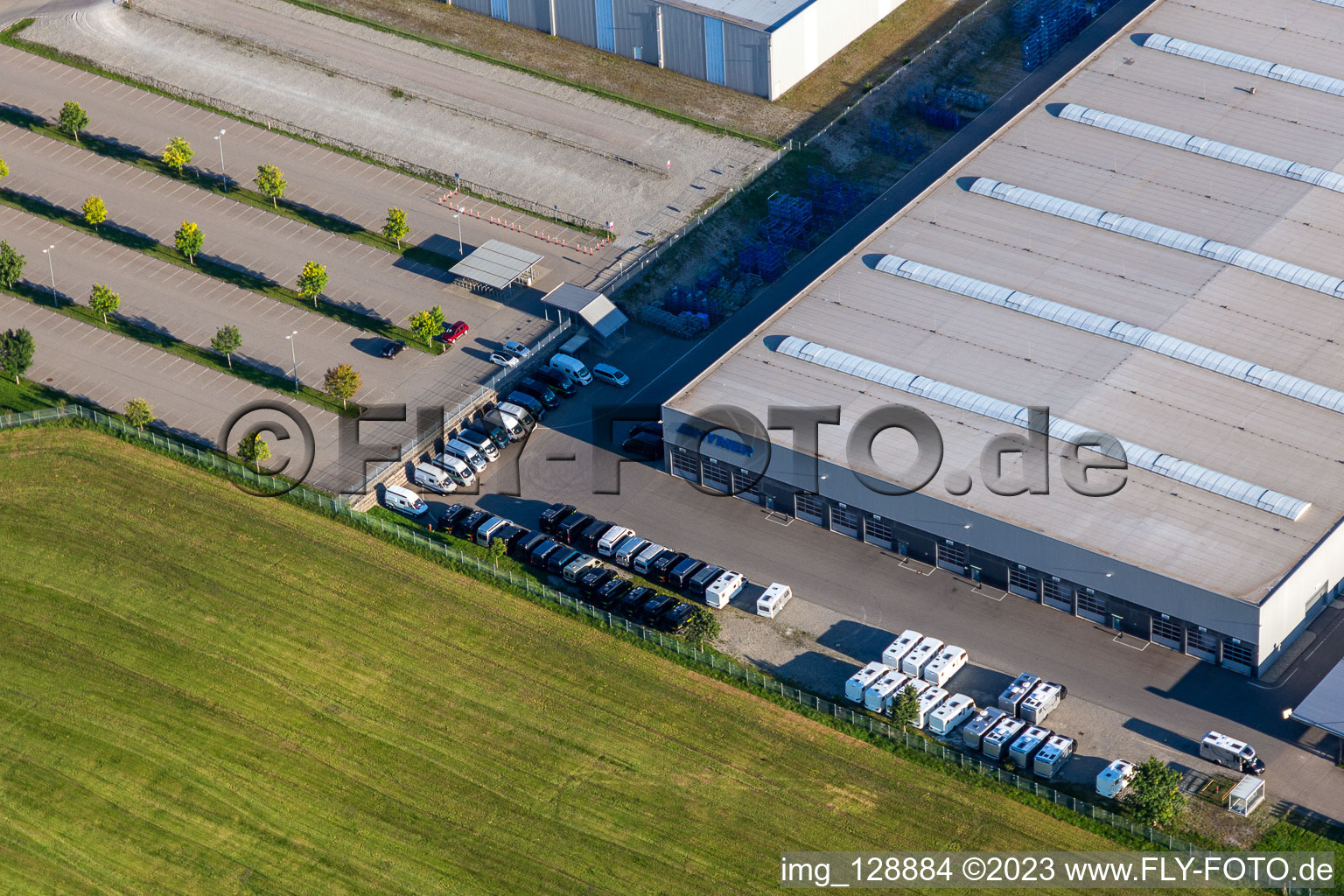 Site de l'usine de construction automobile de la société Hymer Reisemobile GmbH à le quartier Steinenberg in Bad Waldsee dans le département Bade-Wurtemberg, Allemagne d'en haut