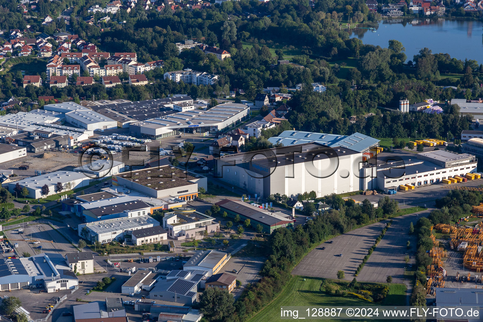 Vue aérienne de Complexe immobilier et centre logistique sur le terrain de la Versandhaus Walz GmbH, Baby-Walz à Bad Waldsee dans le département Bade-Wurtemberg, Allemagne