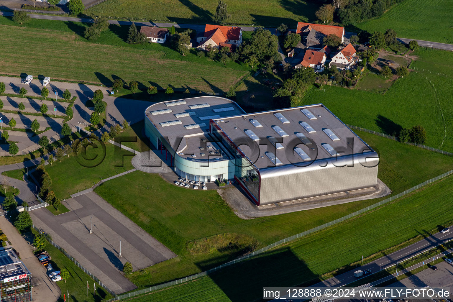 Vue aérienne de Musée et exposition Musée Erwin Hymer pour camping-cars à le quartier Hopfenweiler in Bad Waldsee dans le département Bade-Wurtemberg, Allemagne