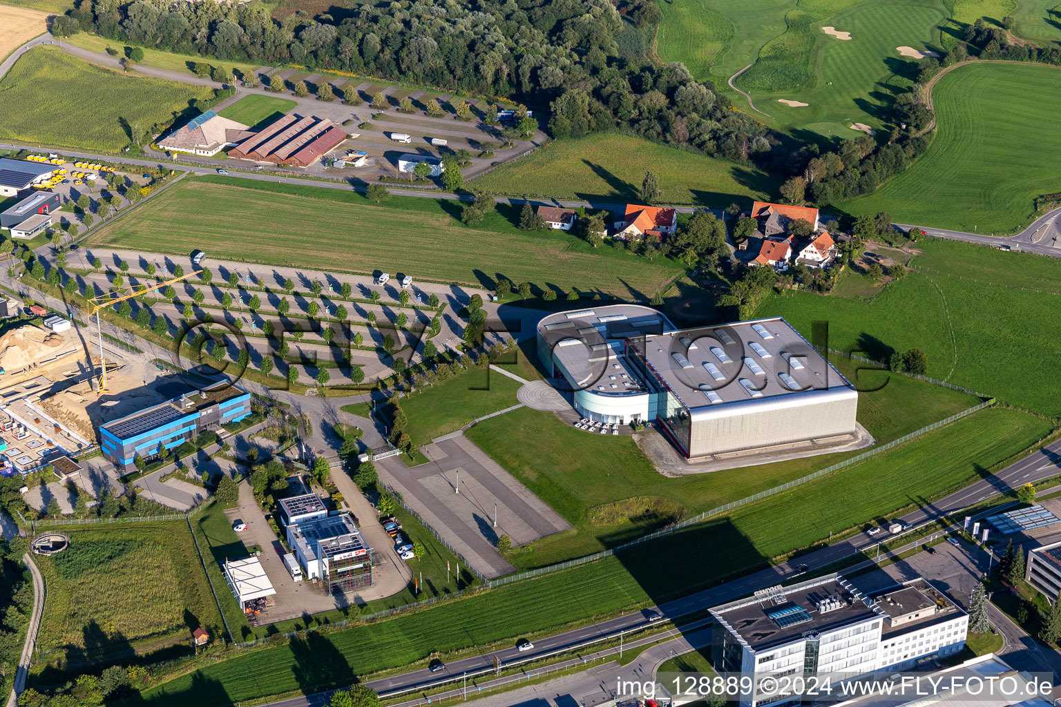 Vue aérienne de Musée et exposition Musée Erwin Hymer pour camping-cars à le quartier Hopfenweiler in Bad Waldsee dans le département Bade-Wurtemberg, Allemagne