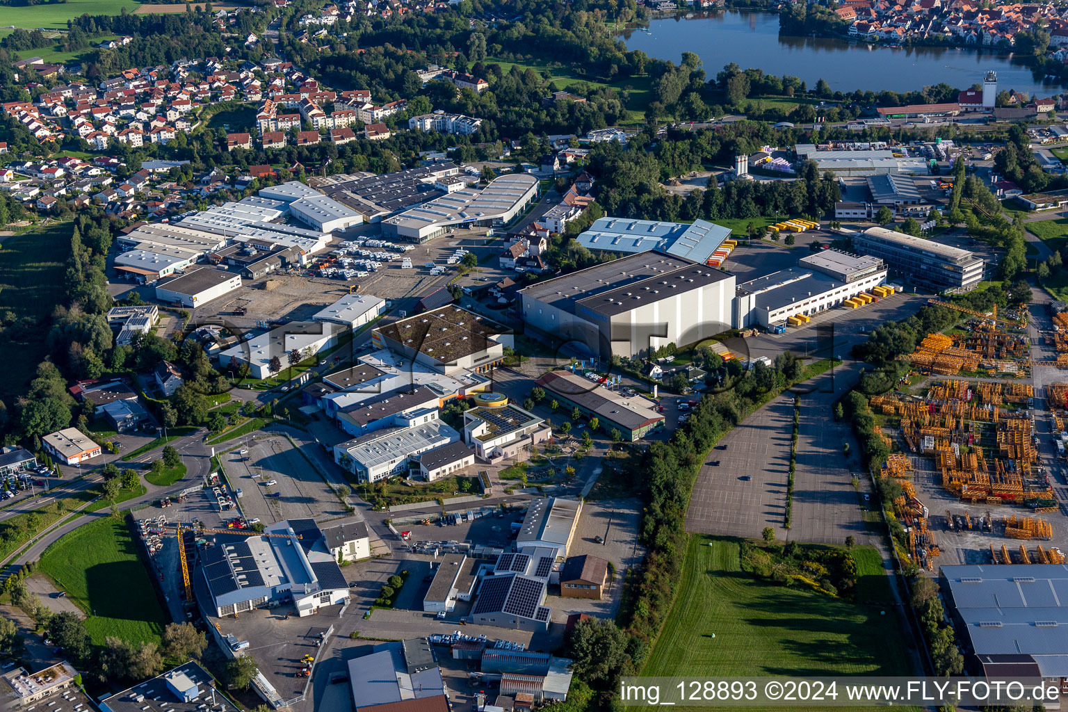 Vue aérienne de Complexe immobilier et centre logistique sur le terrain de la Versandhaus Walz GmbH, Baby-Walz à Bad Waldsee dans le département Bade-Wurtemberg, Allemagne