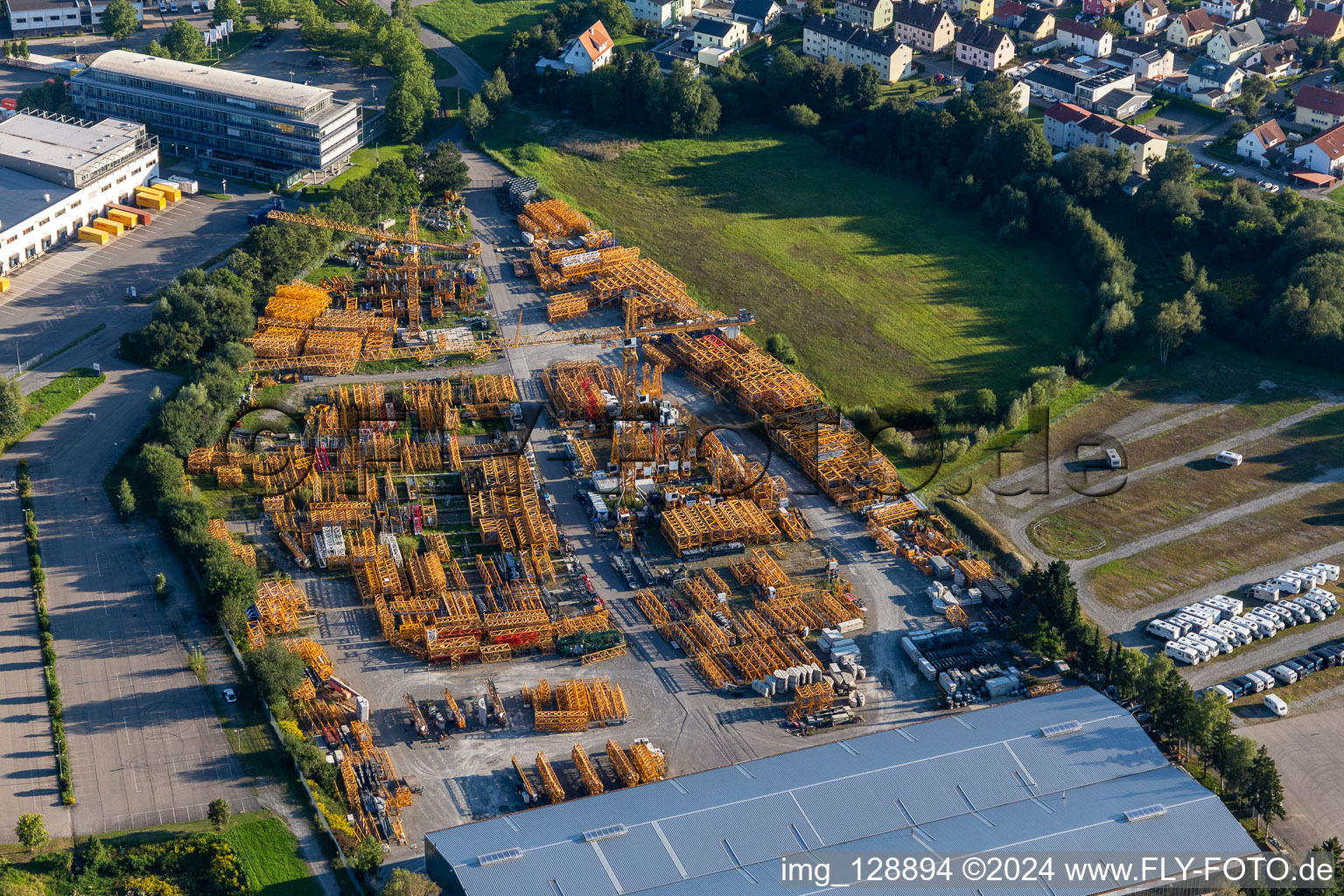 Vue aérienne de Aire de stockage de la Liebherr-Werk Biberach GmbH, succursale Bad Waldsee dans la zone industrielle à Bad Waldsee dans le département Bade-Wurtemberg, Allemagne