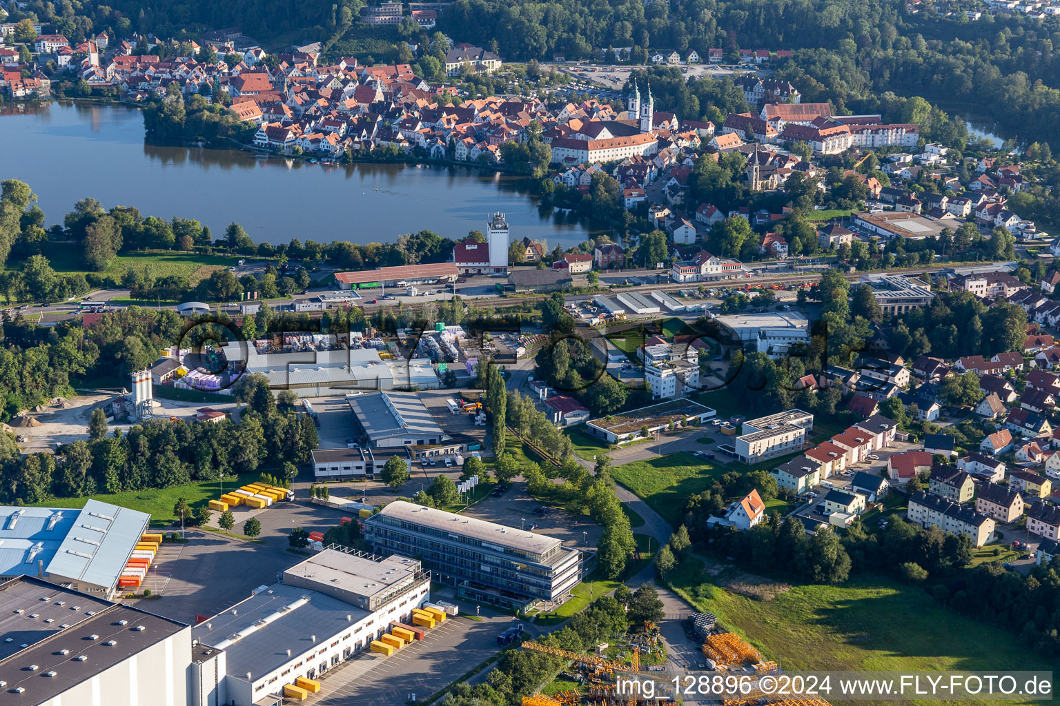 Vue aérienne de Vue sur la ville du centre-ville, sur les rives du lac de la ville à Bad Waldsee dans le département Bade-Wurtemberg, Allemagne