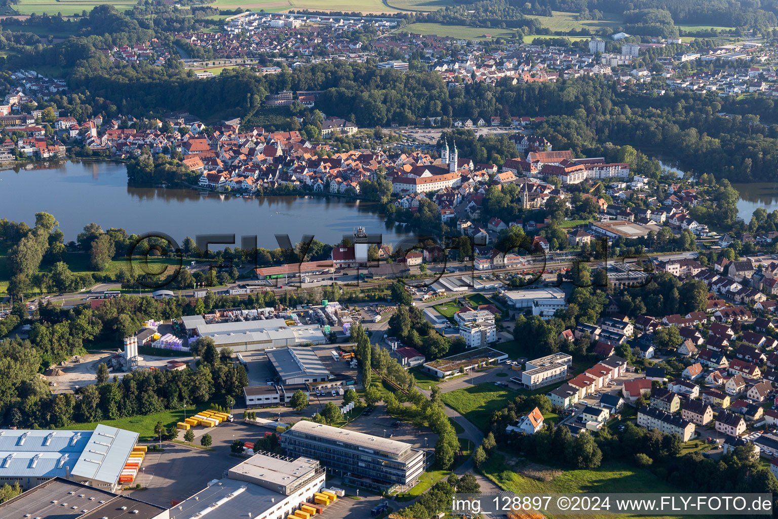 Vue aérienne de Lac de la ville à Bad Waldsee dans le département Bade-Wurtemberg, Allemagne