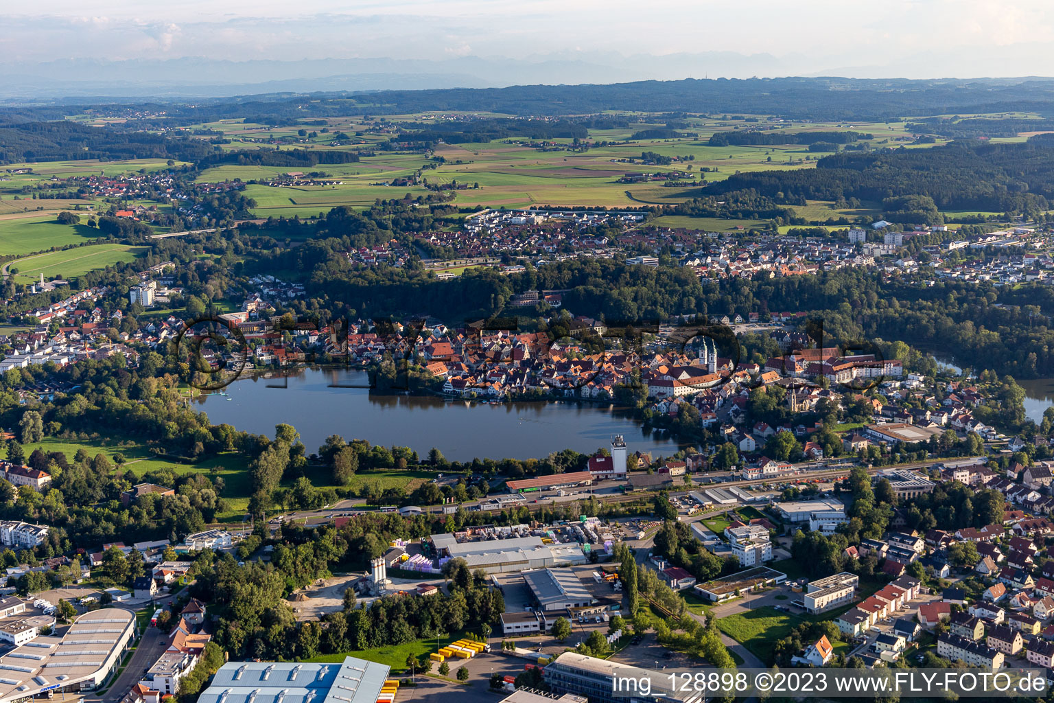 Vue aérienne de Vue sur la ville du centre-ville, sur les rives du lac de la ville à Bad Waldsee dans le département Bade-Wurtemberg, Allemagne