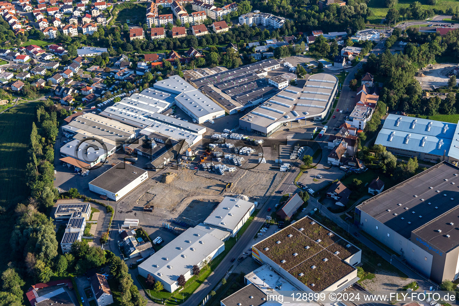 Vue aérienne de Site de l'usine de construction automobile de la société Hymer Reisemobile GmbH à Bad Waldsee dans le département Bade-Wurtemberg, Allemagne