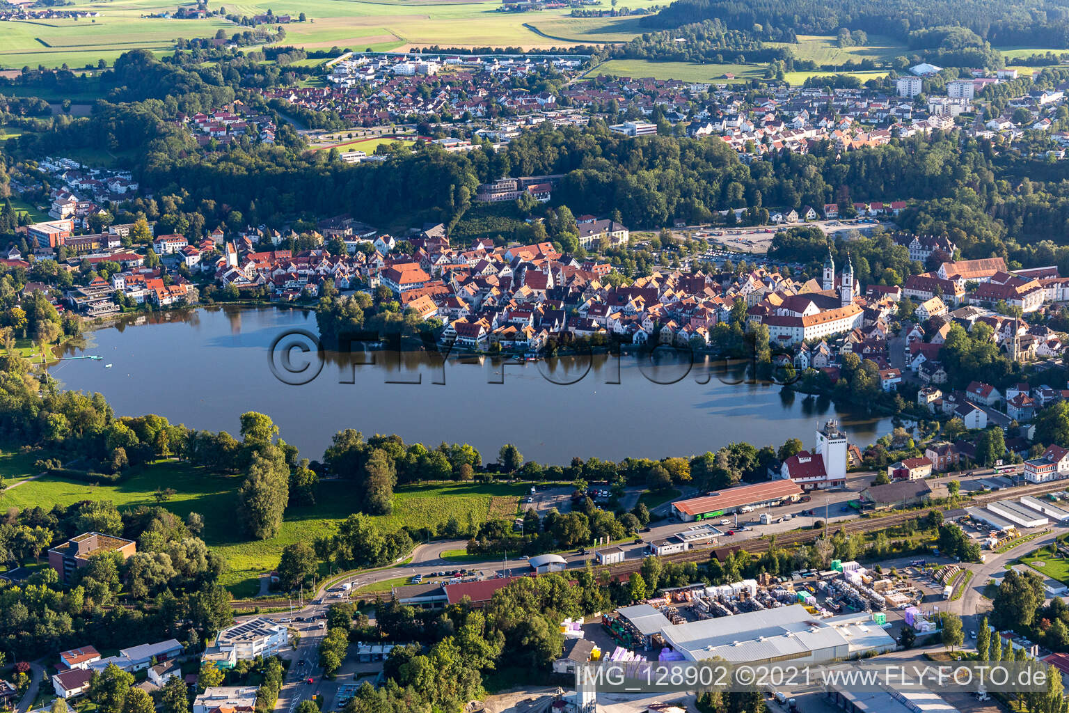 Vue aérienne de Lac de la ville à Bad Waldsee dans le département Bade-Wurtemberg, Allemagne
