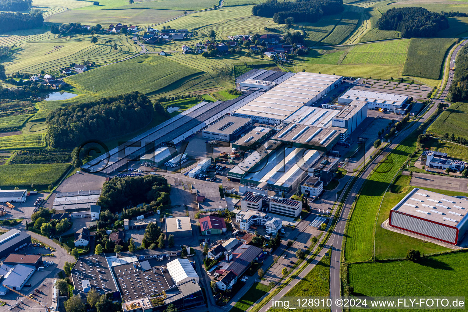 Vue aérienne de Site de l'usine de construction automobile de la société Hymer Reisemobile GmbH à Bad Waldsee dans le département Bade-Wurtemberg, Allemagne