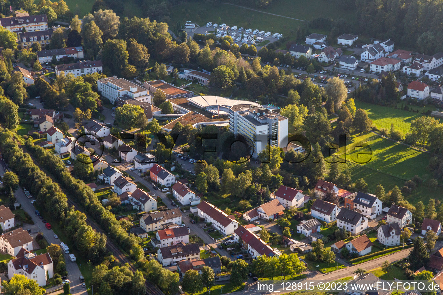Vue aérienne de Thermes et piscines de la piscine extérieure du centre de loisirs Waldsee-Therme de la clinique Mayenbad à Bad Waldsee dans le département Bade-Wurtemberg, Allemagne