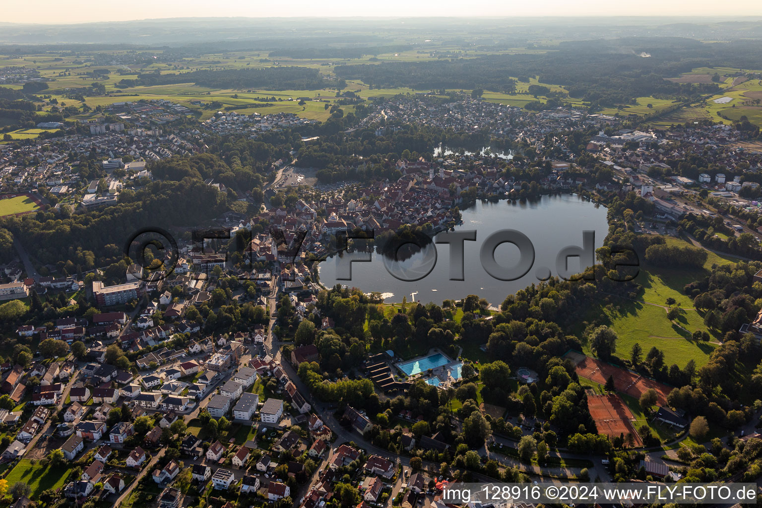 Vue aérienne de Plage et piscine extérieure Bad Waldsee à Bad Waldsee dans le département Bade-Wurtemberg, Allemagne