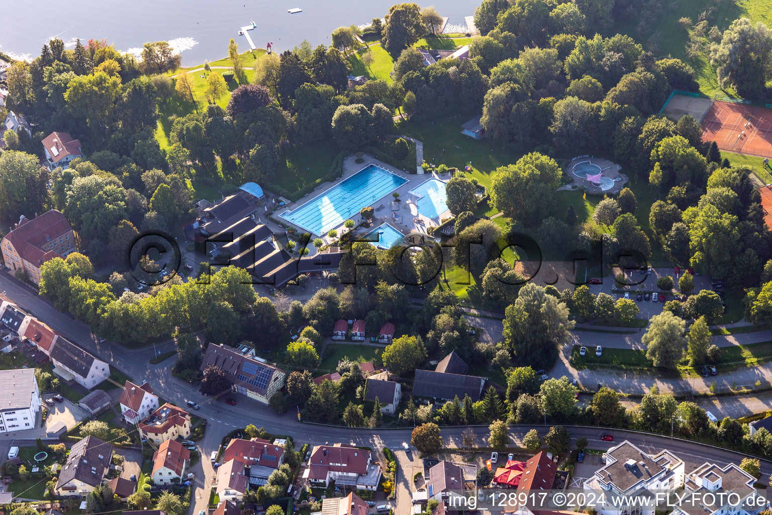 Vue aérienne de Piscines et zones côtières à la plage et piscine extérieure Bad Waldsee à Bad Waldsee dans le département Bade-Wurtemberg, Allemagne